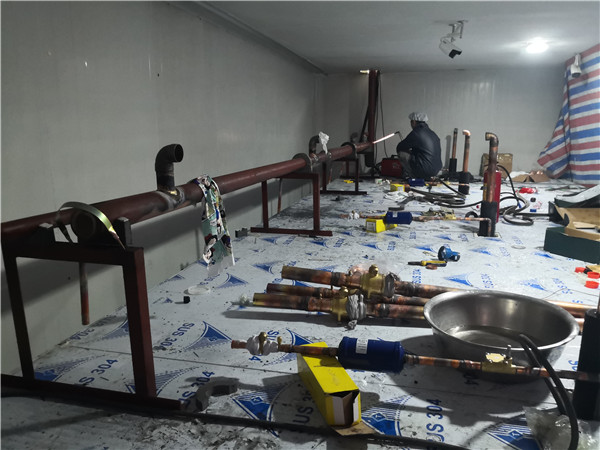 速凍庫(kù)管道安裝現(xiàn)場(chǎng) 速凍庫(kù)管道安裝現(xiàn)場(chǎng)